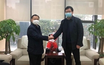 守望相助，，，，，，共克时艰——大渡口区红十字会为泛亚电竞集团送来捐赠证书
